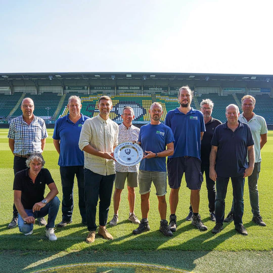 のインスタグラム：「🥇🥇 𝟮𝘅 𝗼𝗽 𝗿𝗶𝗷 𝗱𝗲 𝗯𝗲𝘀𝘁𝗲 𝗺𝗮𝘁  ADO Den Haag heeft voor het tweede seizoen op rij de VVCS-veldencompetitie van de Keuken Kampioen Divisie gewonnen! Vandaag ontving het grasteam van ADO Den Haag, op het winnende veld, de zilveren schaal van VVCS-voorzitter Evgeniy Levchenko.   Met een gemiddeld eindcijfer van 4,47 op een schaal van 5 is de grasmat de onbetwiste nummer één.  Een groot compliment aan het grasteam onder leiding van Bo Videler. 👏  📸 Glenn van Haasen」