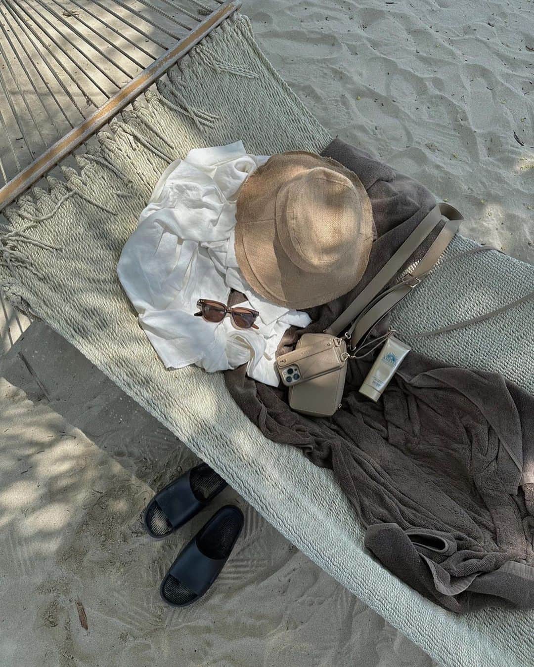 武村沙愛のインスタグラム：「. 旅行のお供にも最強だった 新型iphoneケース＆バッグ。 ついに明日から予約スタートです🕐 . #iphoneケース」