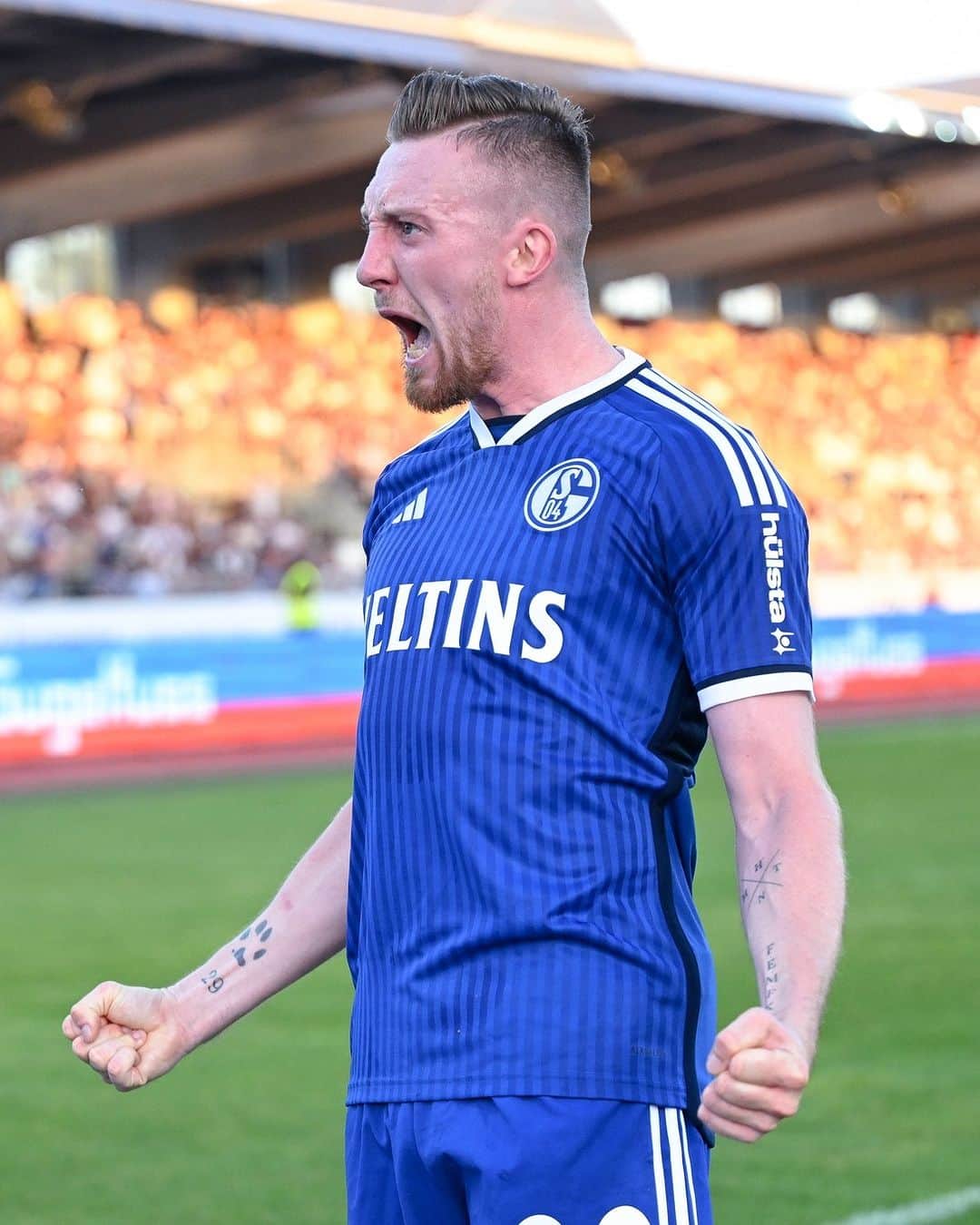 シャルケ04のインスタグラム：「Kommt gut in die neue Woche, Schalker! #MondayMotivation  . . . #S04 #Schalke04 #Monday #Motivation #Soccer #Futbol #Königsblau #EinLebenLang #Knappen #🔵⚪」