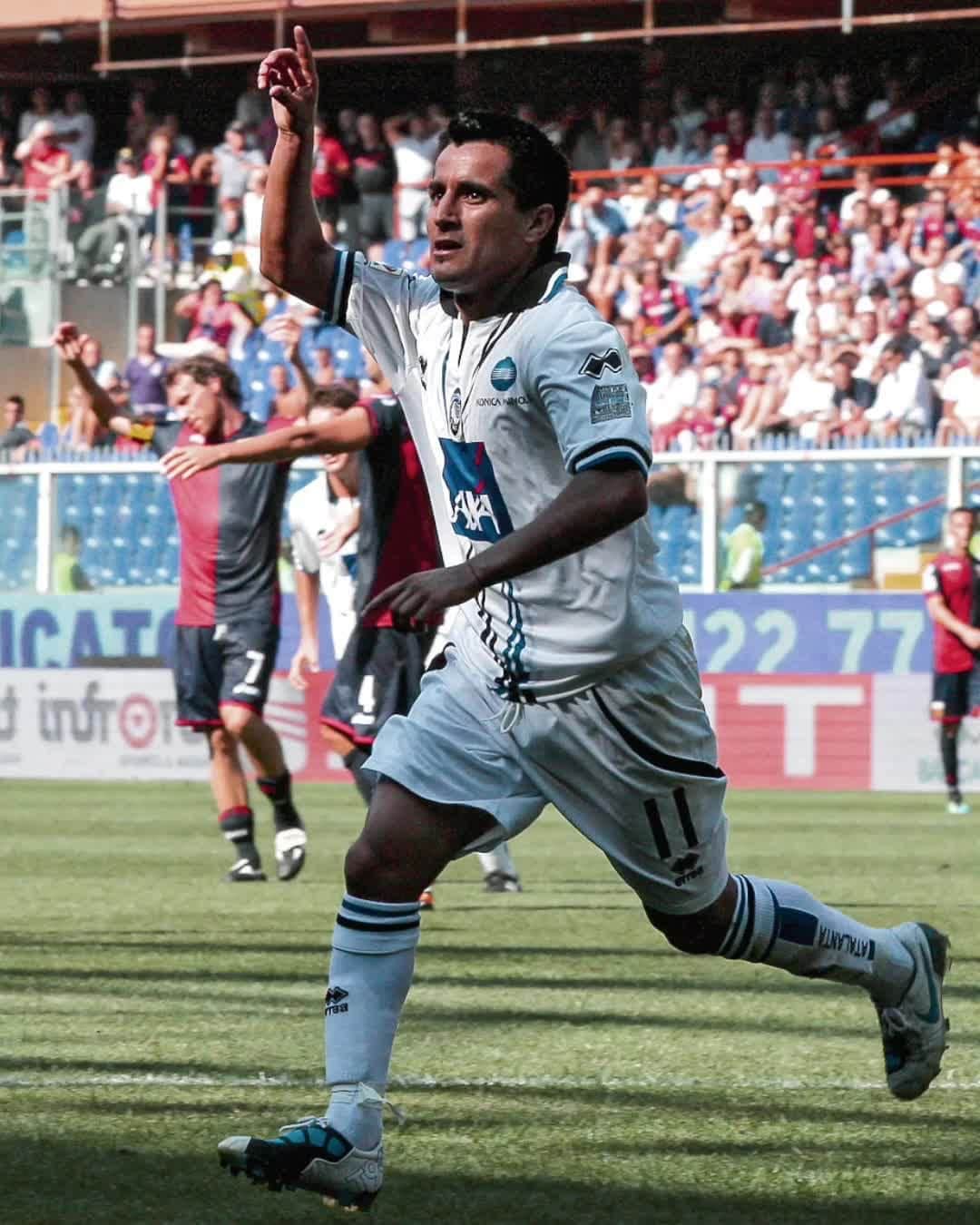アタランタBCのインスタグラム：「@mmoralezoficial si presenta così 🙌  🔙#OTD First appearance of 𝐸𝑙 𝐹𝑟𝑎𝑠𝑞𝑢𝑖𝑡𝑜 🫙  #GoAtalantaGo ⚫️🔵」