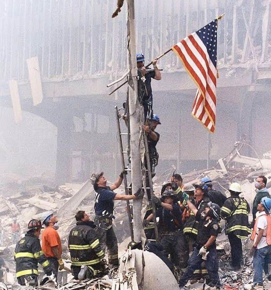 Jessie Jamesさんのインスタグラム写真 - (Jessie JamesInstagram)「We will NEVER forget🙏🏽 For those we have lost, and the hero’s who saved lives on this day of tragedy.  We all may see things differently, we may not always agree but I know on this day without a shadow of doubt,  we all came together as one, we were unified, the courage, outpouring of humanity and fierce solidarity reminded us what we stand for❤️ #neverforget #godblesstheusa」9月11日 23時55分 - jessiejamesdecker