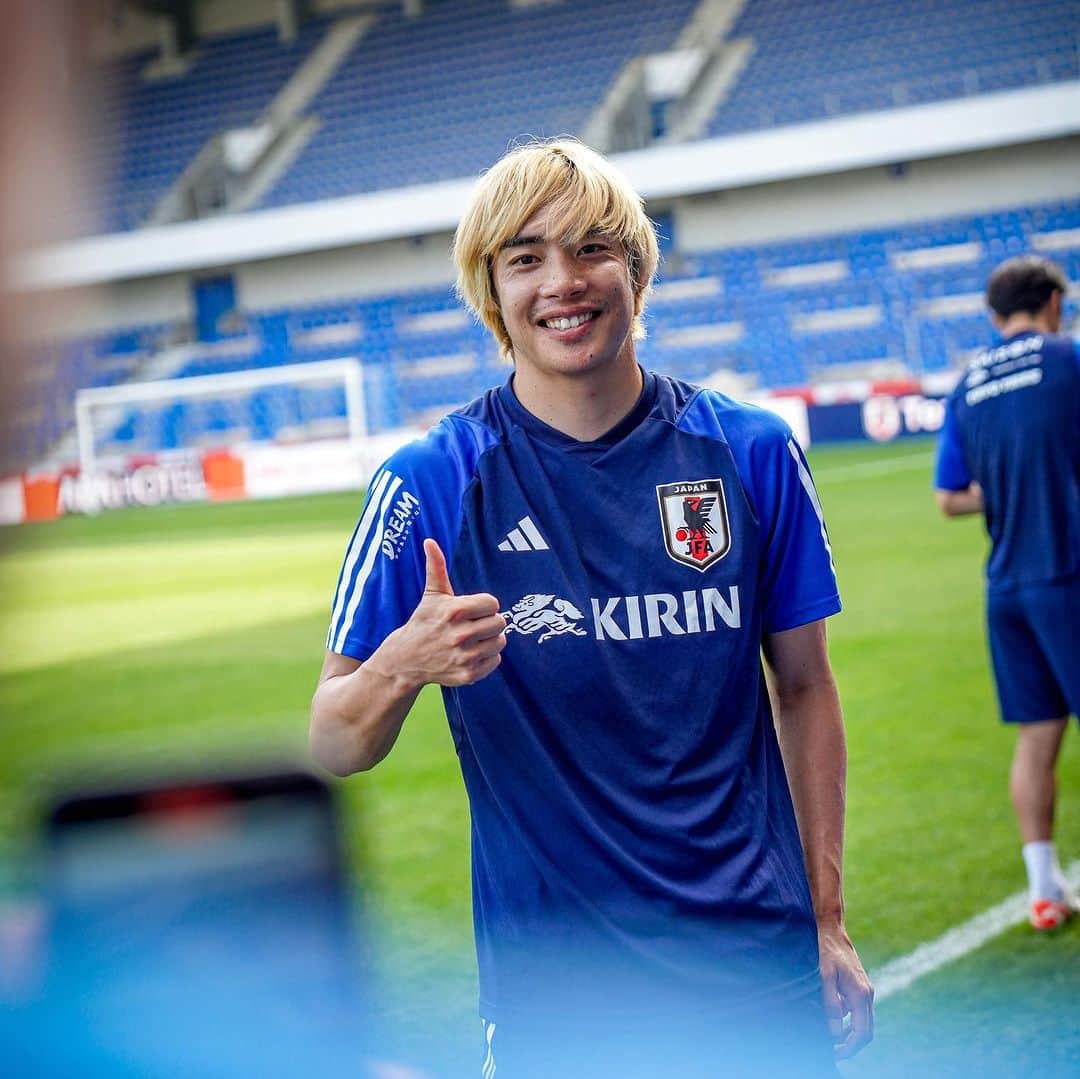 伊東純也さんのインスタグラム写真 - (伊東純也Instagram)「Back home. On his favorite ground 💙 #krcgenk #japan #kirincup #mijnploeg」9月11日 23時50分 - 1409junya