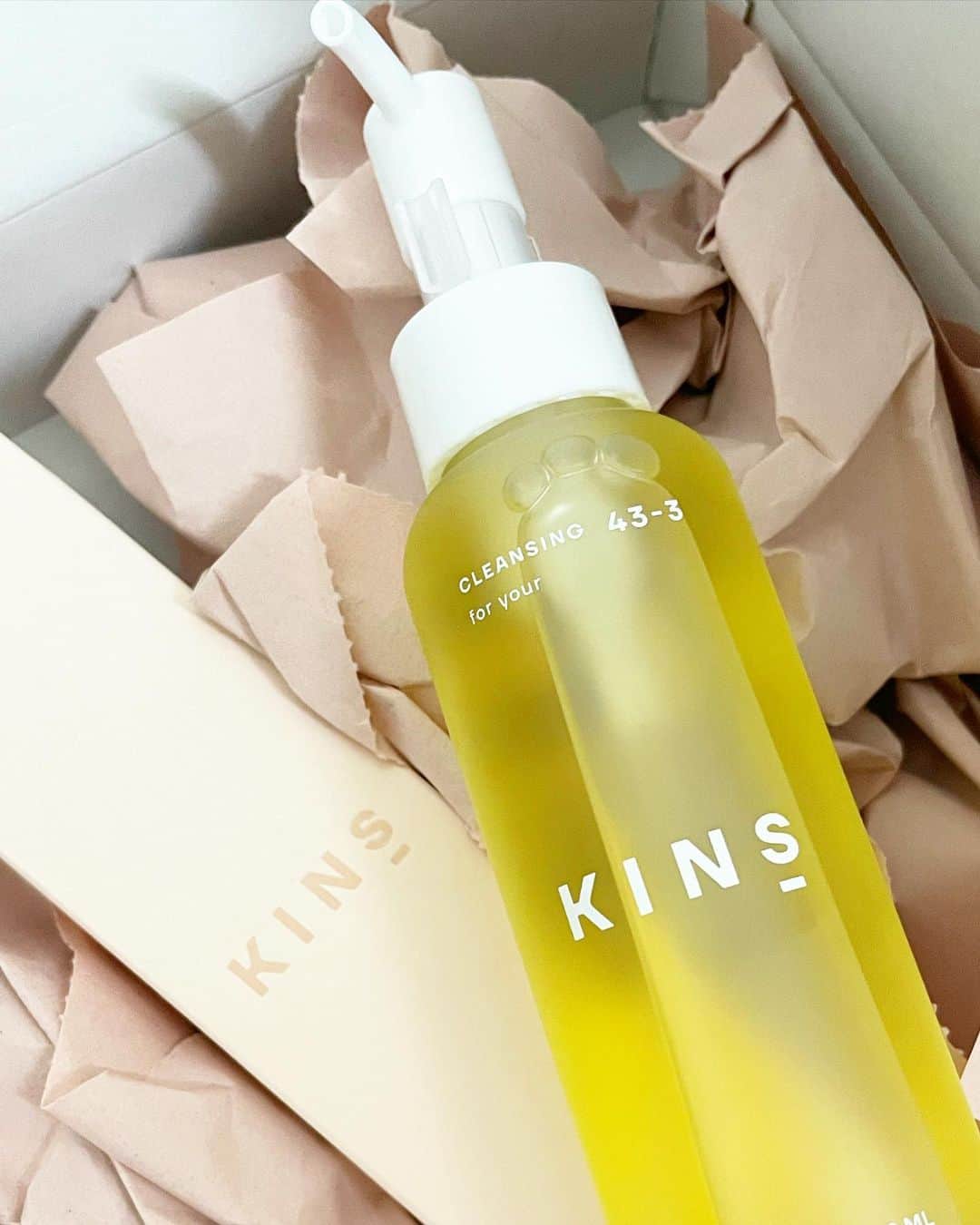 宮内ひかるさんのインスタグラム写真 - (宮内ひかるInstagram)「@yourkins_official  のクレンジング🍋2本目✨  クレンジング時間が スキンケアタイムになる感覚🫧  100%自然由来🌿  #yourkins #kins #菌ケア　#菌care #クレンジング　#スキンケア」9月11日 23時52分 - hii1102