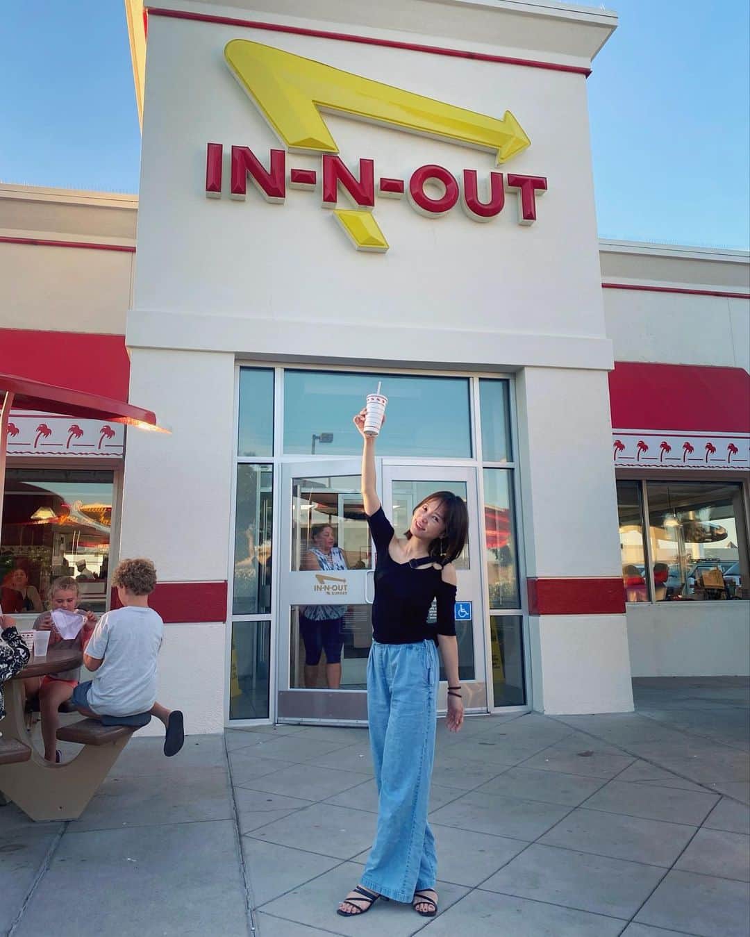 上本昌代のインスタグラム：「2023.7.14🇺🇸 ナパに向かう途中の至福🤤高級ハンバーガーより美味しくて安定の味🍔  #inandout #ハンバーガー #california #カリフォルニア #ロサンゼルス #losangeles #la #円安にも優しい」