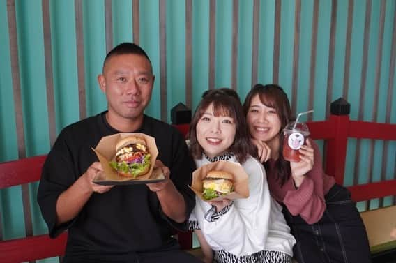 Yuri Sakuraiさんのインスタグラム写真 - (Yuri SakuraiInstagram)「MK CAFEオーナー Happybirthday!!! @kiku_okinawa   今年のBirthdayは台湾で過ごしているので、 ちょっと前に皆でお祝いしました！  20歳で出会って18年目w カフェを初めて13年目。  いつも楽しくはすごしているけど、 楽だったことはあまりなく、 お店を始めて光が見えない時期が 何年も続いてた時に、 いつもどんな状況でも知恵を振り絞り、 光を見せ続けてくれ、 諦めそうになった時も乗り越え、 今、こうして毎日を過ごせているのは、 本当に菊池さんのお陰。  親以外に本気でその人の事を考え、 思って、厳しいことも伝えてくれて、 プライドとかで逃げそうになっても、 いい意味で逃がしてくれず(笑)、 朝までだって付き合って成長させてくれる人。  小さな飲食店から始めた私たちも、 絶対に出会えることの無かった方々と 出会えたり、 自分で苦手だと思っていたことが、 今、仕事に出来ていたりと、 可能性を誰よりも信じて伸ばしてくれる人。  そんな菊池さんのお誕生日！ おめでとうございます🎉  #誕生日#1980#申年#台湾#台湾観光#沖縄#沖縄移住#沖縄生活##沖縄ライフ#Birthday#Anniversary#mkcafe」9月12日 0時03分 - yuri_sakuraiii