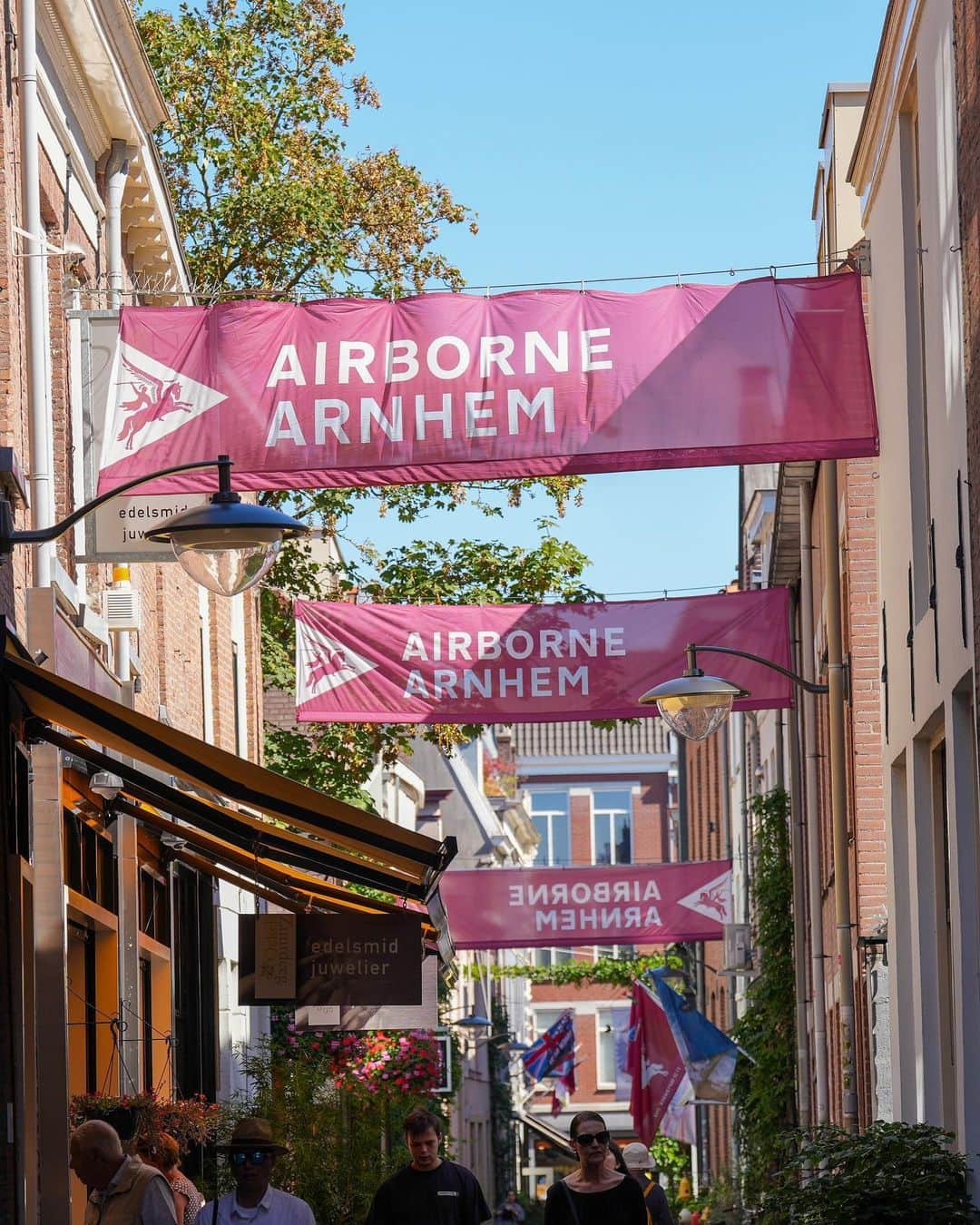 フィテッセさんのインスタグラム写真 - (フィテッセInstagram)「Airborne-week ❤️💙  #Vitesse #LestWeForget」9月11日 23時57分 - mijnvitesse