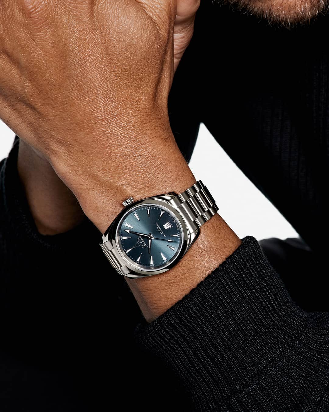 オメガのインスタグラム：「Be inspired by Jesse’s style: the Seamaster Aqua Terra Shades in steel with Atlantic blue dial.   Discover the watch via link in bio.  @ijessewilliams #OMEGA #Seamaster  #AquaTerraShades」