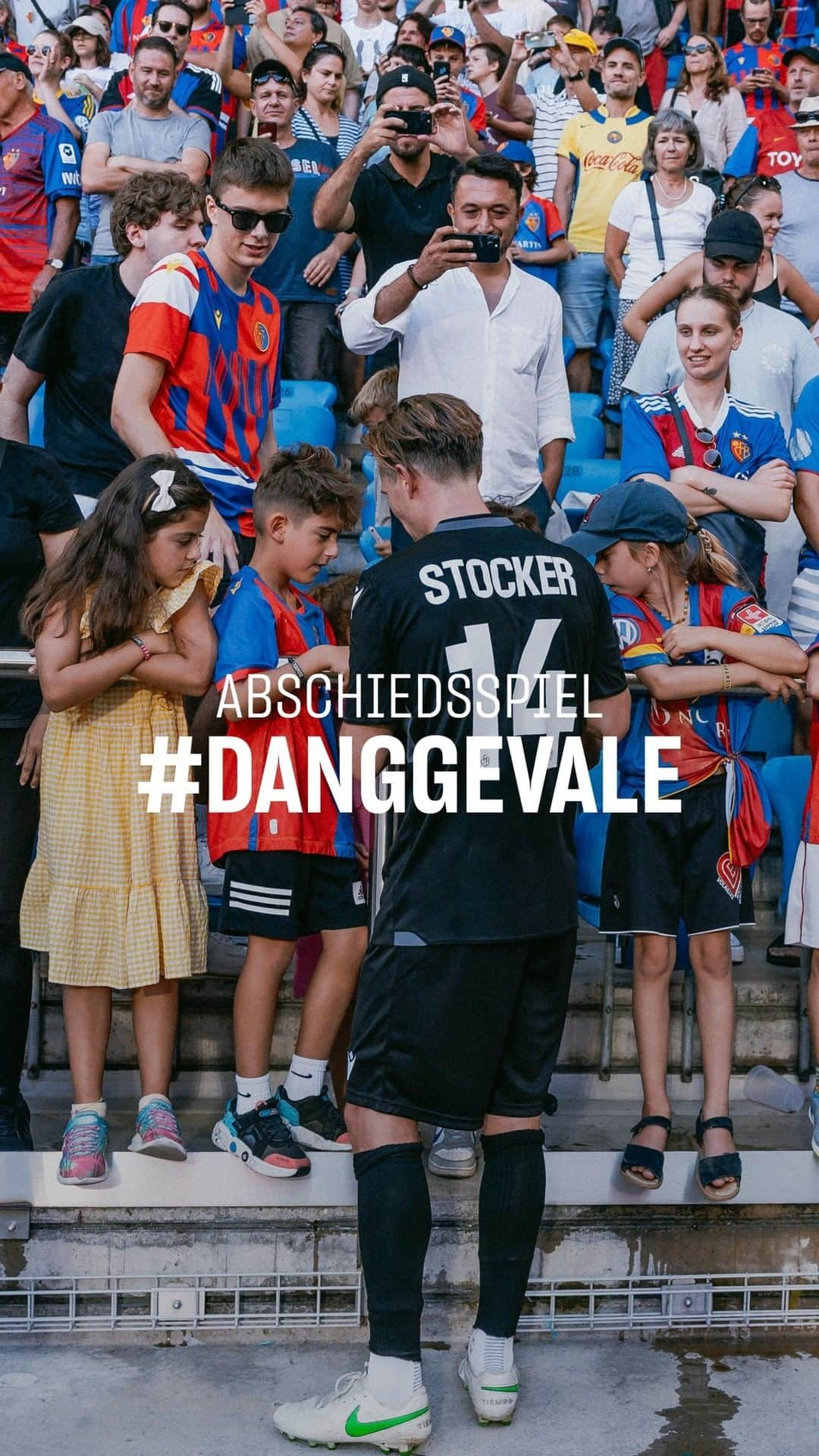 FCバーゼルのインスタグラム：「Luege 👀, Loose👂, Gniesse ❤️💙  #FCBasel1893 #AlliZämme #DanggeVale」