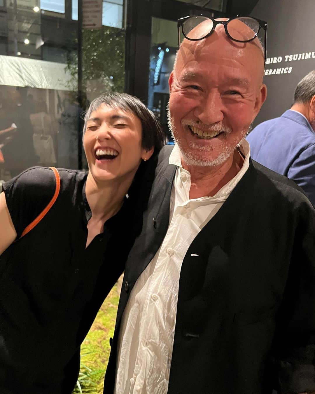 小山田サユリのインスタグラム：「Shiro Tsujimura Exhibition at @the.gallery.nyc. Humorous, Charming, The power of human being and smile!!  such an amazing moment…❤️  陶芸家 辻村史郎氏 ユーモア、チャーミング、人間力、そして笑顔。 人間の力強さと優しさに作品共々、一瞬でメロメロになりました…  @the.gallery.nyc  @odo.nyc」