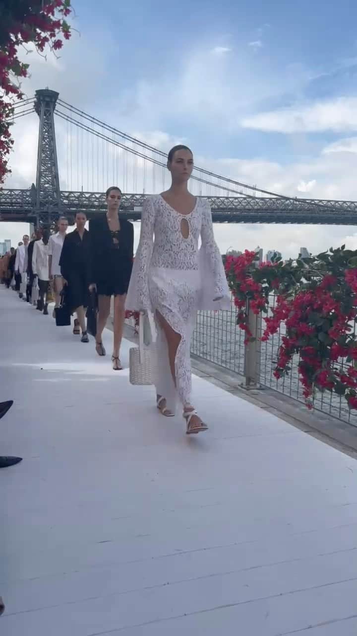 Harper's BAZAARのインスタグラム：「A scenic view at @michaelkors’s spring 2024 show this morning. 🌺 #NYFW」