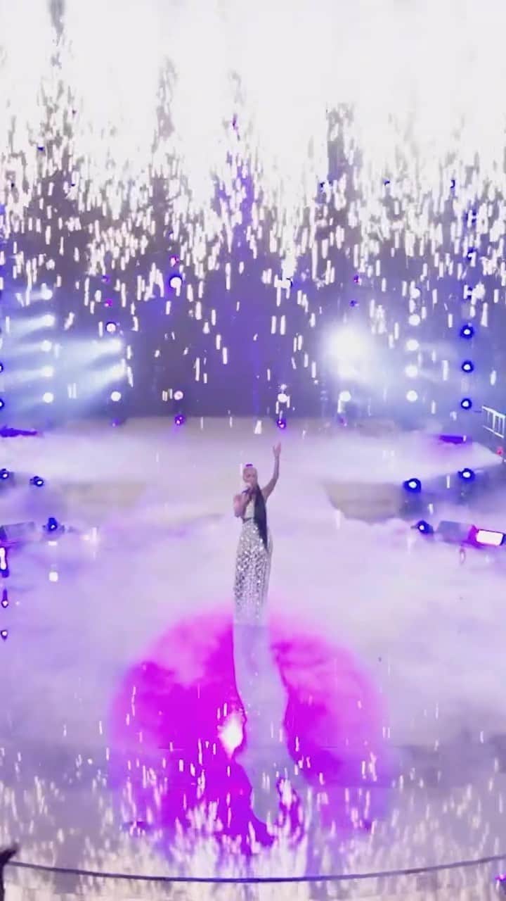 ニコール・シャージンガーのインスタグラム：「It’s always such an honor to be able to sing my friend @prince’s legendary song ‘Purple Rain’ 💜🌧 ☔️    What did you all think of the Season 10 preview of @maskedsingerfox last night?」