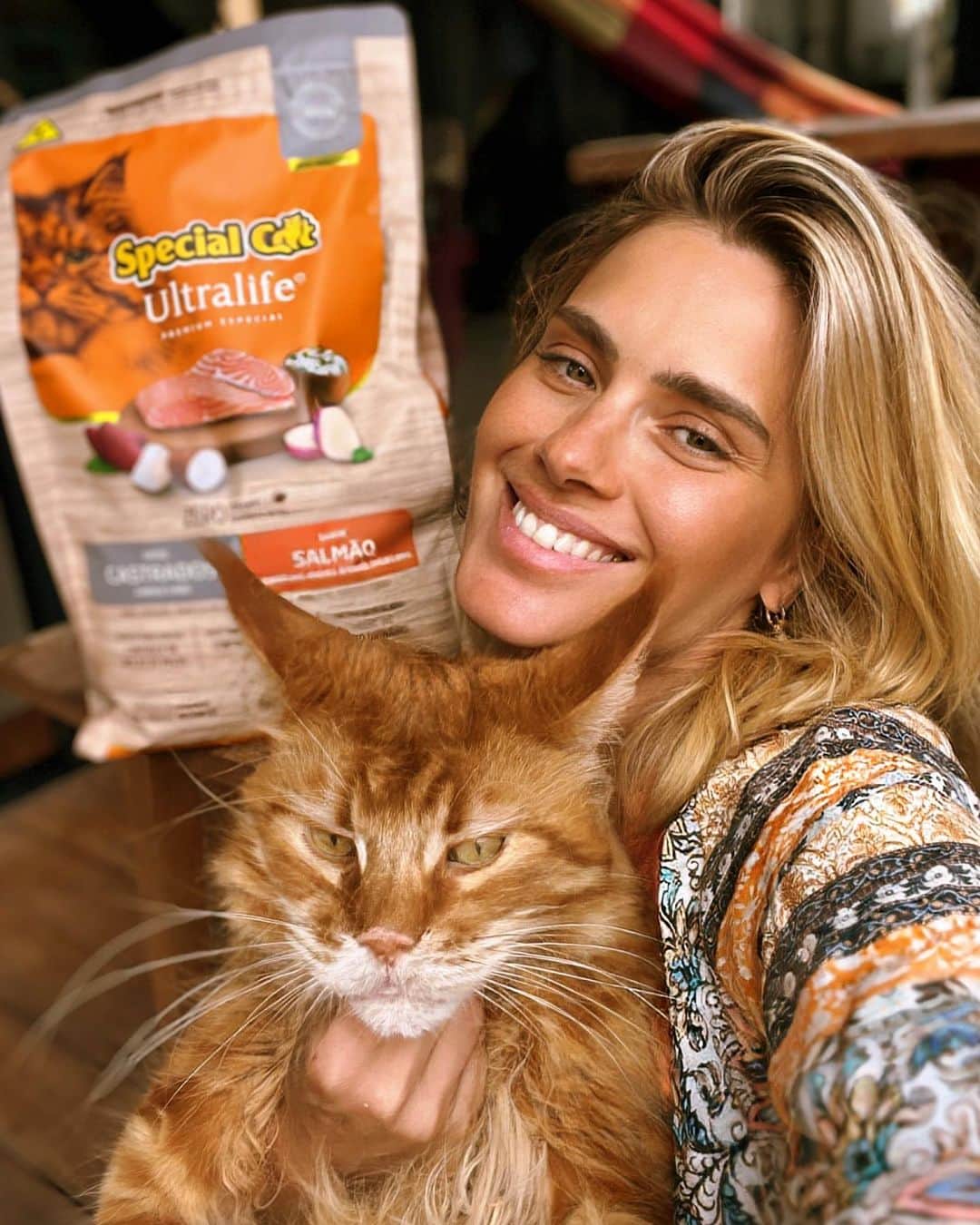 カロライナディークマンのインスタグラム：「a verdadeira estrela desse instagram é esse gatinho aqui! 🧡  chilli está amando os recebidos dele. @specialcatoficial  é um alimento premium especial com  batata doce na fórmula  e com um blend que  reduz a formação de  bola de pelos!  o chilli ama quando misturo o alimento  seco com o sachê! o seu gatinho  também vai amar! 😻  deixei link no stories, corre lá pra aproveitar.  #publicidade」