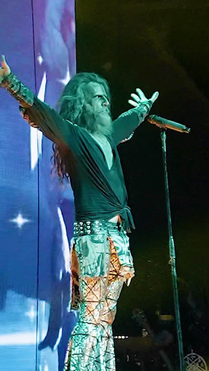 ロブ・ゾンビのインスタグラム：「Only 9 shows left to most badass tour of the summer! 🔥 DO NOT MISS THIS! 🔥 ZOMBIE! COOPER! MINISTRY! FILTER! 🔥 FREAKS ON PARADE 🔥」