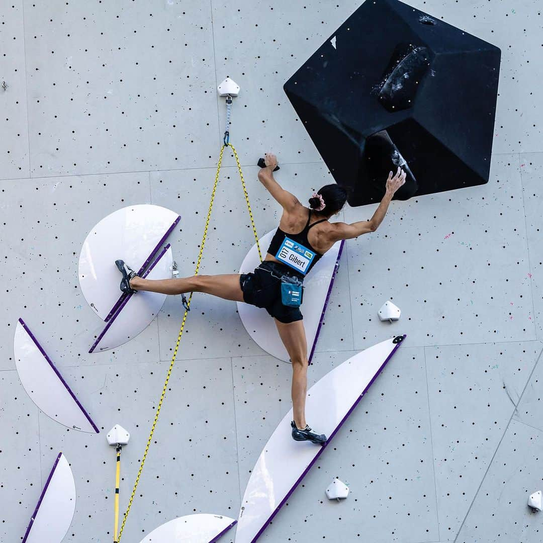 ファニー・ジベールのインスタグラム：「[LWC Koper 🇸🇮] Close to semifinals like a tight field of strong athletes, 1 hold making a big difference (like most of the time)  Climbing first was challenging, I’m happy how I deal with it.  Also proud of a nasty footslip save on Q1👌🏽and a good fight after I’ve learn that resting position can be not so obvious to find 😅   I’m enjoying a lot lead climbing, very determinated to climb higher and on more routes next time ✊🏽 🔜 China 🇨🇳 for the last world cup stage of the season.   •  Proche de la demi-finale comme pas mal d’autre fille, un plateau relevé et très serré. Une prise de plus fait une grosse différence (mais comme souvent)   Grimper la première était un bon challenge, contente de comment je l’ai géré. Aussi tres fière d’avoir réussi a recoller après une sale zipette en bas de la Q1, et le fight derrière  J’ai appris que certaine position de repos ne sont pas toujours évidente a trouver 😅   Je kiff la diff, grosse deter pour grimper plus haut et plus de voie la prochaine fois.  🔜 dans 2 semaines en Chine 🇨🇳 pour la dernière étape de coupe du monde de la saison.   •  Cerca de la semifinal como muchas otras. La competencia era alta y muy estrecha. 1 presa hacia una gran diferencia (como muchas veces)   Pasar primera era un buen desafió, contenta con como lo gestioné.  Orgullosa de haber logrado salvarme de un resbalón feo en Q1 👌🏽 y la lucha después.  Aprendí que algunas posiciones de reposo no están obvio de encontrarla. 😅  Disfruto mucho competir en cuerda, estoy determinadissima a escalar mas arriba y mas vías la próxima vez  🔜 en 2 semanas en China 🇨🇳 ultima copa del mundo del año.   •  📸 1&2 : Q1 same place, different angle 😅 2&3 : Q2  @vladek_zumr @janvirtphotography」