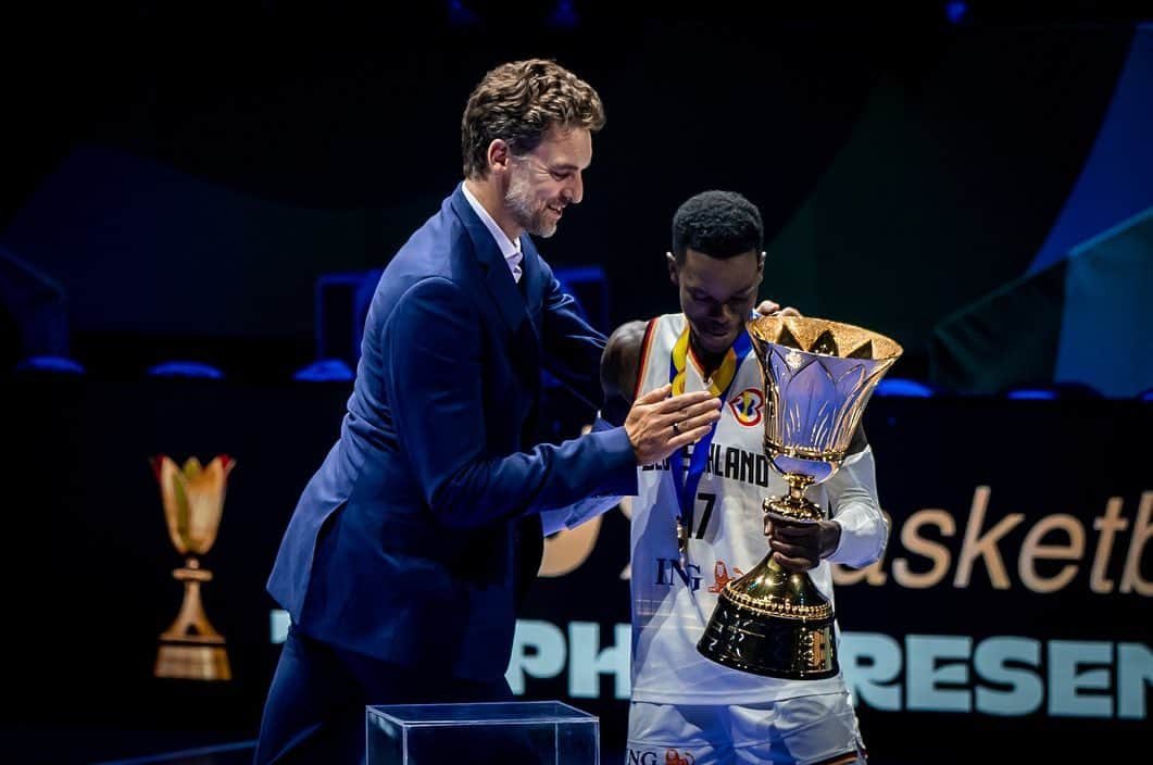 パウ・ガソルのインスタグラム：「So many special moments shared during these days in Manila, I can only be grateful for the pleasure it has been to be an ambassador of an extraordinary tournament! The level of play on the courts was espectacular, excellent teammates on @carmeloanthony, @luisscola and @sbird10 and an exceptional treatment from all Filipinos, which has made us feel at home. Thank you very much Philippines, thank you very much @fibawc! 🙌🏼🇵🇭 #WinForAll #FIBAWC」