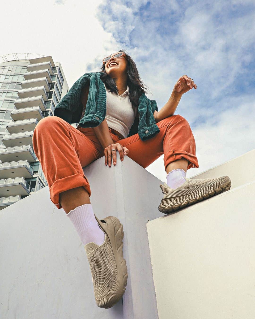 ホカオネオネのインスタグラム：「Recover in style 😎  The all-new Restore TC is engineered for all-day, lightweight comfort. Easy to slip on and go, the shoe’s three-part construction employs a 30% sugarcane-based EVA insole for a plush underfoot feel and a 20% sugarcane-based EVA outsole for durable traction.   Available in 4 colorways 🔥 Tap to shop  #FlyHumanFly #HOKA #RestoreTC」
