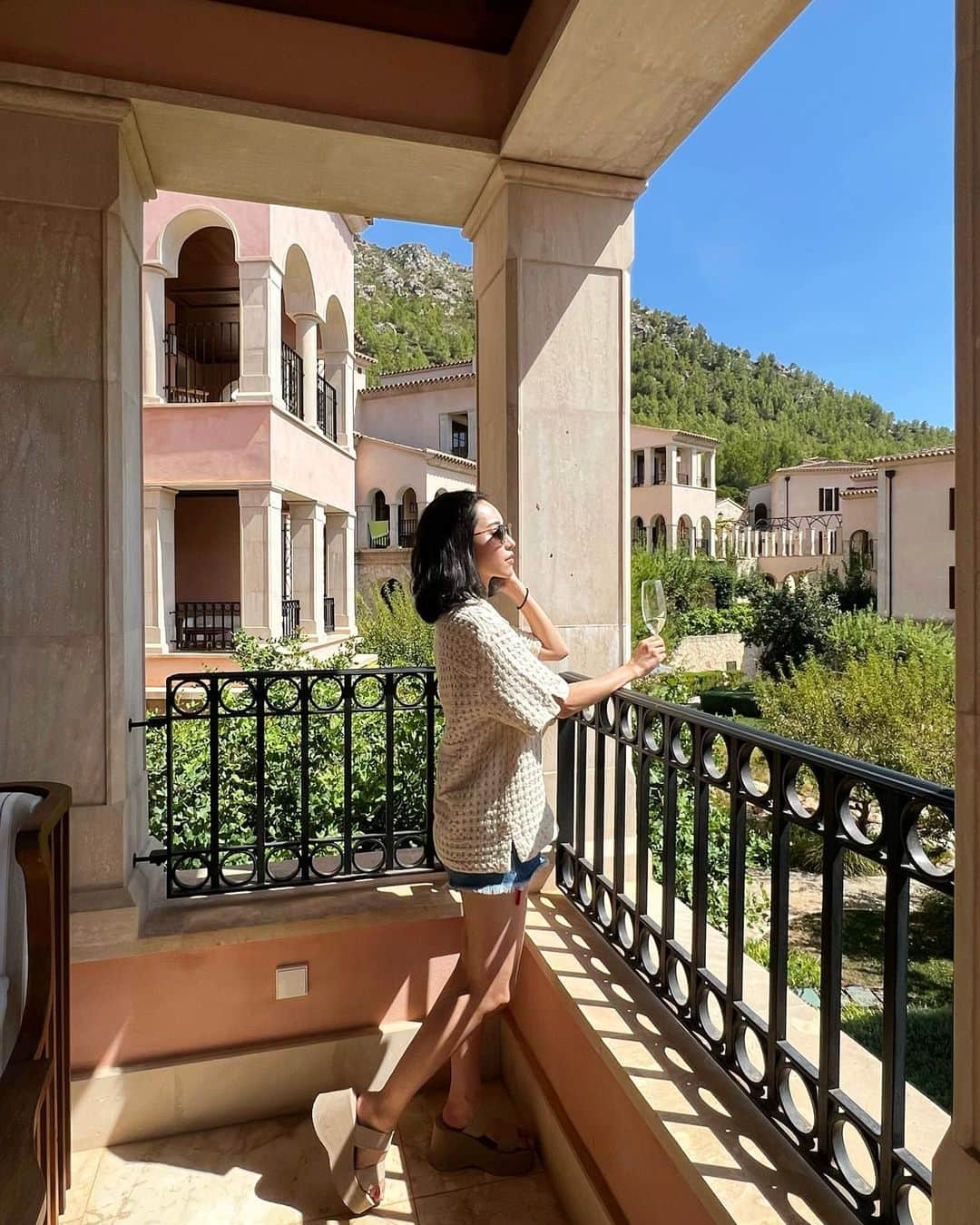 松林裕香のインスタグラム：「🇪🇸  南ヨーロッパや、ヨーロッパの島の強い日差しが大好き。  📍cap vermell grand hotel / Mallorca  -----------------  I love the strong sunshine of southern Europe and the islands of Europe.   #Mallorca#スペイン#マヨルカ島#Spain#ラグジュアリーホテル#世界のホテル#ホテル巡り」