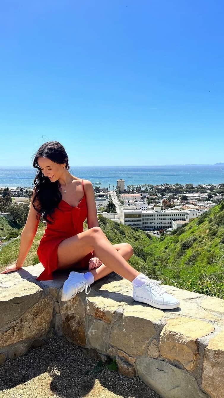 Visit The USAのインスタグラム：「Friends overflow your DMs with trip ideas. But besties book those trips! 👯🧳✈️   While you pack your bags, here’s an itinerary for fun times in Ventura, California with your travel besties:   🚲 Hop on an electric bicycle to explore California’s beautiful coastline. Start at Ventura Pier, enjoy the views at Carpinteria Bluffs Natural Preserve, and end your day with a nice meal at Linden Avenue.   🌮 Head to the pier to fuel up with a yummy spread at Beach House Tacos.   🪷 Don’t miss a visit to the Botanical Gardens for a scenic walk among over 100,000 plants and incredible panoramic views.   🛥️ Take a boat break and head to the Channel Islands National Park or enjoy a day on the water.   Share this post on your group chat and make that getaway happen!   #VisitTheUSA #VisitCalifornia #VisitVentura #VenturaHarbor #ChannelIslandsNationalPark」