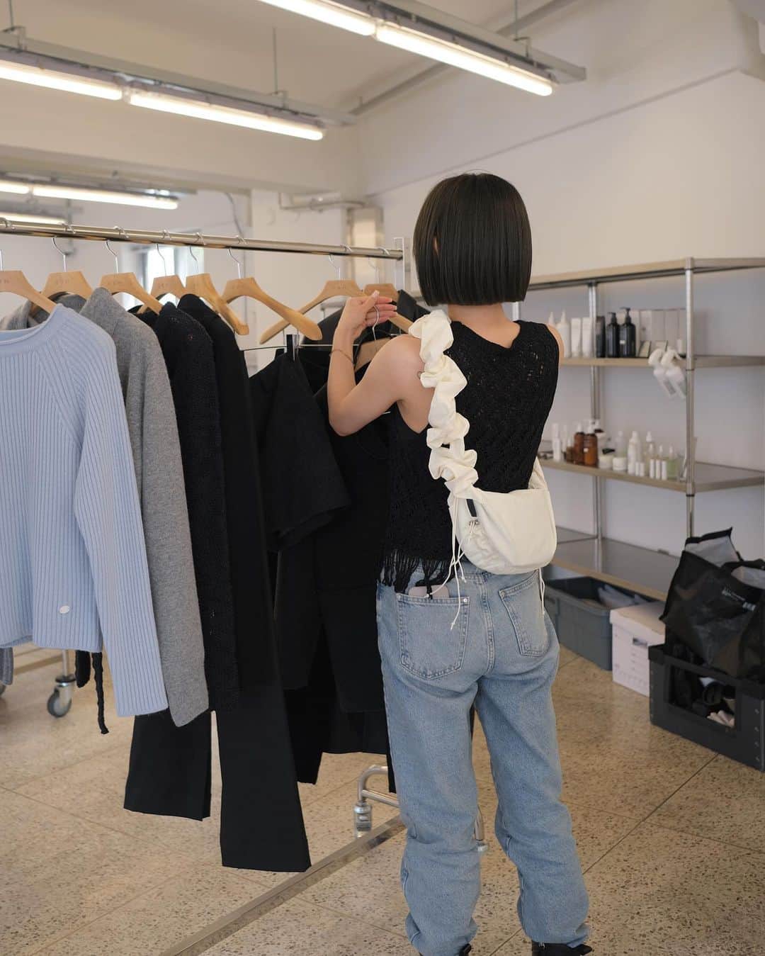 花見菜月さんのインスタグラム写真 - (花見菜月Instagram)「ずっと気になっていたapparel shop♡ お洒落なデザインなのは勿論、生地もしっかりしてて着心地がかなり良い物ばかりでした！ 良いお買い物が出来て嬉しかった😌  ベルトとティラミスを頂きました🥄  韓国って行けば行くほど好きになる。 知らなかったなー、こんなにも素敵な国だってこと。 なんでもっと前から気付かなかったんだろう。 友達になろうとお互い言語頑張って覚えて、話して。 携帯なんか使わなくても想いが通じ合いたい、 会話をしたい、もっと知ろう、頑張ろうって思う！ 私絶対に勉強して絶対に話せるようになるよ🌏  한국은 가면 갈수록 좋아하게 된다.  몰랐다, 이렇게도 멋진 나라라고.  어째서 더 전부터 깨닫지 못했을 것이다.  친구가 되려고 서로 언어를 열심히 기억하고 말해.  휴대폰을 사용하지 않아도 상대의 마음이 통하고 싶다,  대화를 하고 싶다, 좀 더 알자, 노력하자고 생각한다!  나 절대로 공부하고 절대로 말할 수 있게 될거야 🌏」9月12日 0時33分 - ____naki.____