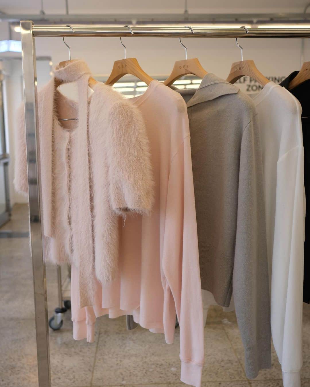 花見菜月さんのインスタグラム写真 - (花見菜月Instagram)「ずっと気になっていたapparel shop♡ お洒落なデザインなのは勿論、生地もしっかりしてて着心地がかなり良い物ばかりでした！ 良いお買い物が出来て嬉しかった😌  ベルトとティラミスを頂きました🥄  韓国って行けば行くほど好きになる。 知らなかったなー、こんなにも素敵な国だってこと。 なんでもっと前から気付かなかったんだろう。 友達になろうとお互い言語頑張って覚えて、話して。 携帯なんか使わなくても想いが通じ合いたい、 会話をしたい、もっと知ろう、頑張ろうって思う！ 私絶対に勉強して絶対に話せるようになるよ🌏  한국은 가면 갈수록 좋아하게 된다.  몰랐다, 이렇게도 멋진 나라라고.  어째서 더 전부터 깨닫지 못했을 것이다.  친구가 되려고 서로 언어를 열심히 기억하고 말해.  휴대폰을 사용하지 않아도 상대의 마음이 통하고 싶다,  대화를 하고 싶다, 좀 더 알자, 노력하자고 생각한다!  나 절대로 공부하고 절대로 말할 수 있게 될거야 🌏」9月12日 0時33分 - ____naki.____