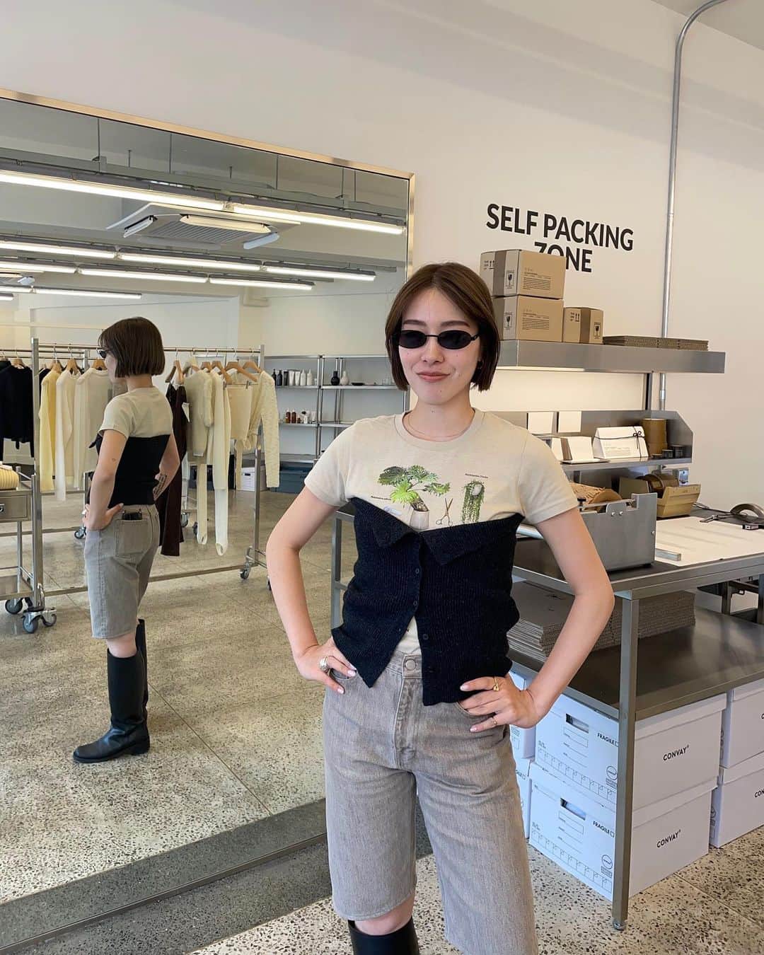 花見菜月さんのインスタグラム写真 - (花見菜月Instagram)「ずっと気になっていたapparel shop♡ お洒落なデザインなのは勿論、生地もしっかりしてて着心地がかなり良い物ばかりでした！ 良いお買い物が出来て嬉しかった😌  ベルトとティラミスを頂きました🥄  韓国って行けば行くほど好きになる。 知らなかったなー、こんなにも素敵な国だってこと。 なんでもっと前から気付かなかったんだろう。 友達になろうとお互い言語頑張って覚えて、話して。 携帯なんか使わなくても想いが通じ合いたい、 会話をしたい、もっと知ろう、頑張ろうって思う！ 私絶対に勉強して絶対に話せるようになるよ🌏  한국은 가면 갈수록 좋아하게 된다.  몰랐다, 이렇게도 멋진 나라라고.  어째서 더 전부터 깨닫지 못했을 것이다.  친구가 되려고 서로 언어를 열심히 기억하고 말해.  휴대폰을 사용하지 않아도 상대의 마음이 통하고 싶다,  대화를 하고 싶다, 좀 더 알자, 노력하자고 생각한다!  나 절대로 공부하고 절대로 말할 수 있게 될거야 🌏」9月12日 0時33分 - ____naki.____