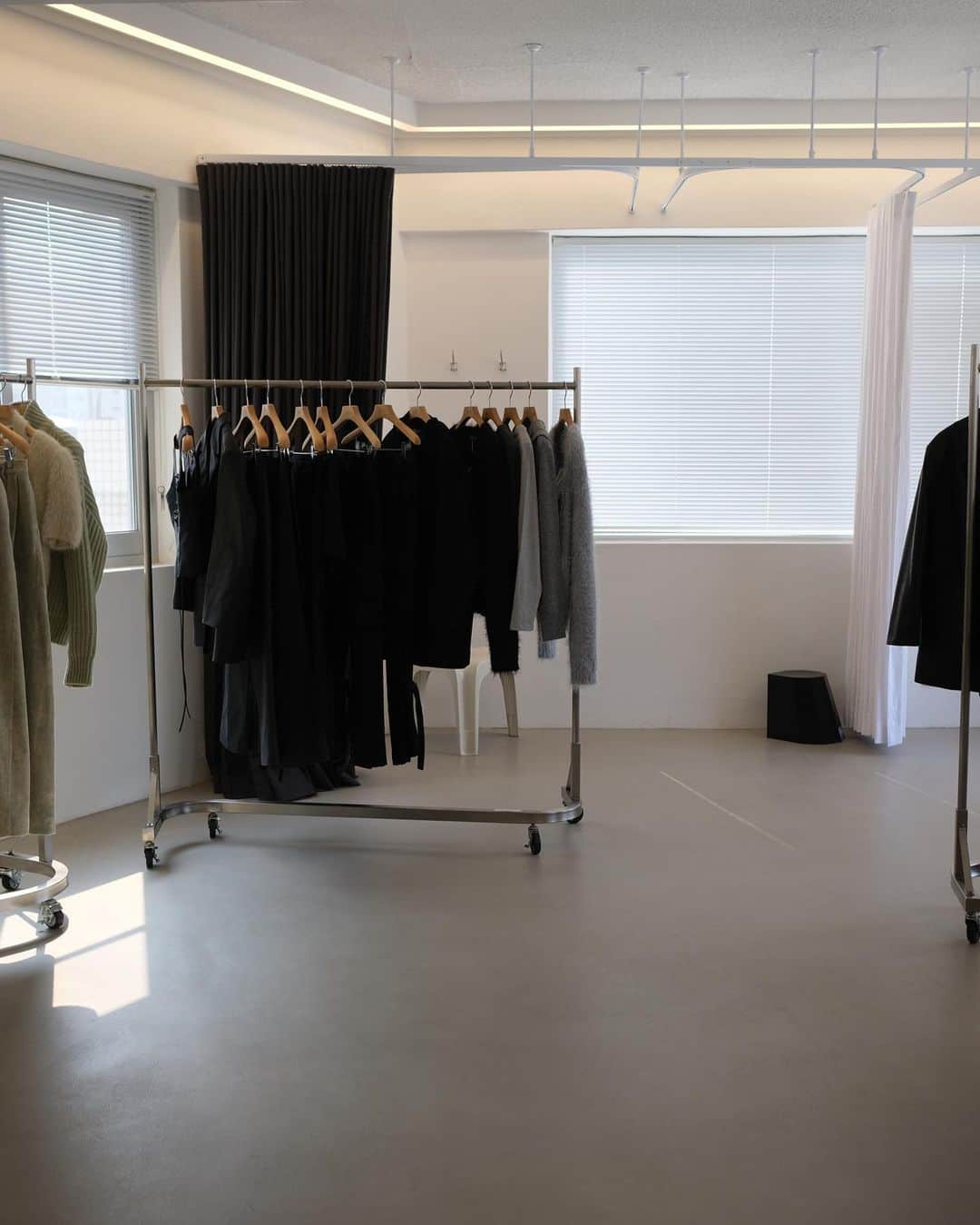 花見菜月さんのインスタグラム写真 - (花見菜月Instagram)「ずっと気になっていたapparel shop♡ お洒落なデザインなのは勿論、生地もしっかりしてて着心地がかなり良い物ばかりでした！ 良いお買い物が出来て嬉しかった😌  ベルトとティラミスを頂きました🥄  韓国って行けば行くほど好きになる。 知らなかったなー、こんなにも素敵な国だってこと。 なんでもっと前から気付かなかったんだろう。 友達になろうとお互い言語頑張って覚えて、話して。 携帯なんか使わなくても想いが通じ合いたい、 会話をしたい、もっと知ろう、頑張ろうって思う！ 私絶対に勉強して絶対に話せるようになるよ🌏  한국은 가면 갈수록 좋아하게 된다.  몰랐다, 이렇게도 멋진 나라라고.  어째서 더 전부터 깨닫지 못했을 것이다.  친구가 되려고 서로 언어를 열심히 기억하고 말해.  휴대폰을 사용하지 않아도 상대의 마음이 통하고 싶다,  대화를 하고 싶다, 좀 더 알자, 노력하자고 생각한다!  나 절대로 공부하고 절대로 말할 수 있게 될거야 🌏」9月12日 0時33分 - ____naki.____