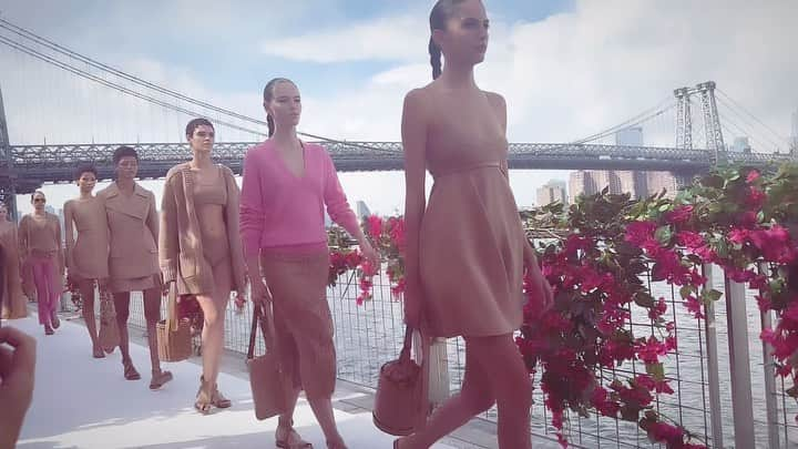 ニーナ・ガルシアのインスタグラム：「The sun came out to shine on the New York City skyline for the @michaelkors show. A promise of hope and optimism on the anniversary of September 11th.」