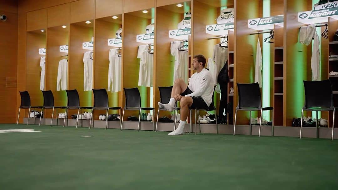 エリン・アンドリューズのインスタグラム：「This! Grateful for your time and honesty @aaronrodgers12. Blessed to work with my @nflonfox team @jsantos1111 @route30films. Thank you for your help @nyjets @jilliangregory @alyssafgreene #jets #nfl」