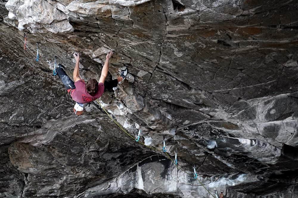 ドメン・スコフィッチのインスタグラム：「On my favorite roof climb to date “Valkyrie” ✅🦇 . Thanks to @sharples.keith for photos 🙏🏻」