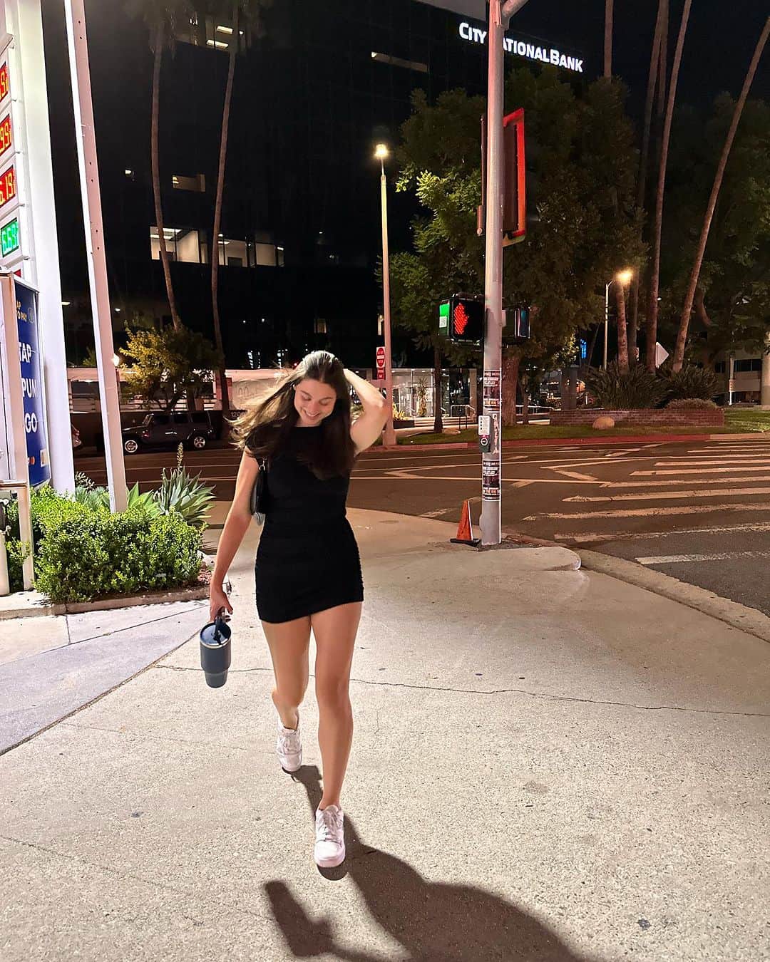 のインスタグラム：「makin my way downtown ✅ walking fast ✅ faces pass ❌ i’m home bound ✅」