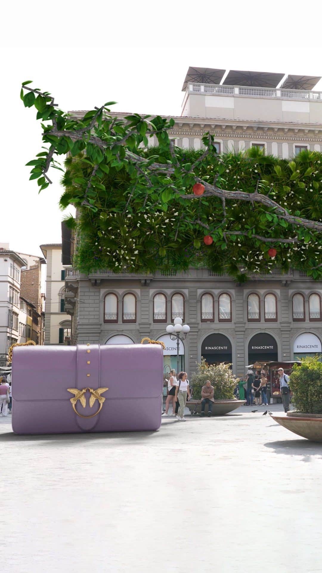 PINKOのインスタグラム：「Something is growing inside @rinascente Firenze: the Love Bag Eva is the protagonist of a special #PINKO accessories pop-up Store! Surprises are not over yet, keep following us for more exclusive contents!   Video by @over.metaverse   #MIOMOJO #Rinascente Firenze #LoveBag #FW23 #PINKOtakecare」