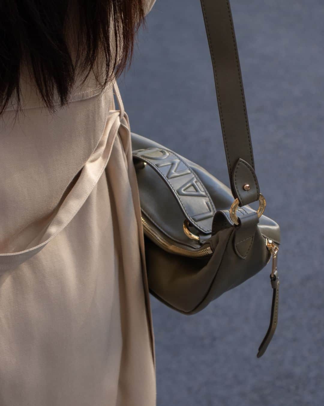 ランセルのインスタグラム：「Always on my side!  Origami - Smooth leather - Dark kaki  #LancelParis #FW23 #LancelTwist #OrigamiByLancel」