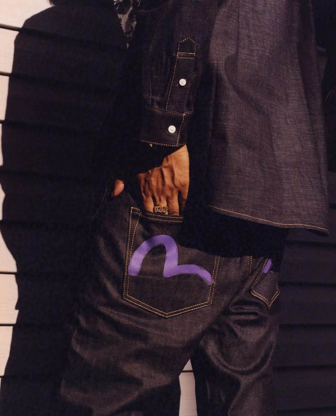エヴィスジーンズのインスタグラム：「Our signature Seagull logo denim jeans available in a range of your favorite colorways.  #evisu  #evisujeans  📷 @raphgaultier @thejwilltouch  @teetyson」