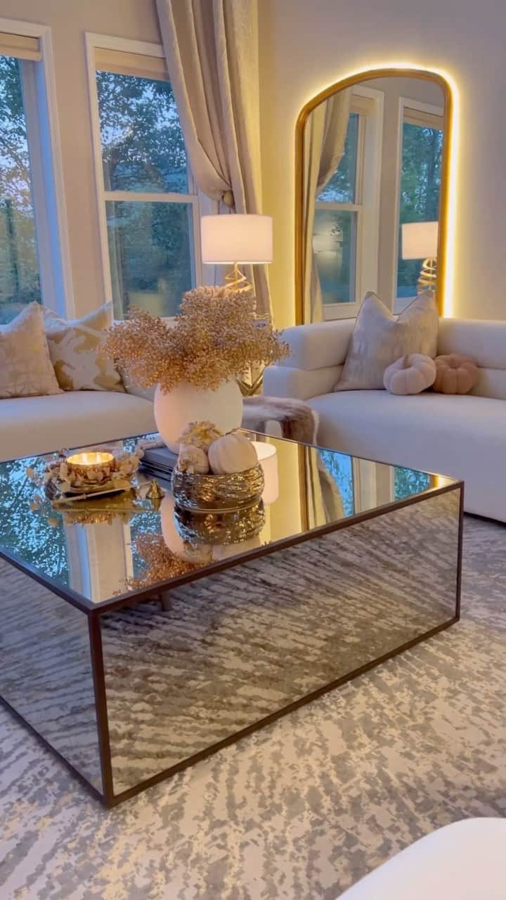 のインスタグラム：「Cozy vibes only😍🍂 Fall is all about warm candles, neutrals colors, and relaxation✨ Bring the Fall feel into your home today with our latest collection, only at inspiremehomedecor.com link in bio!」