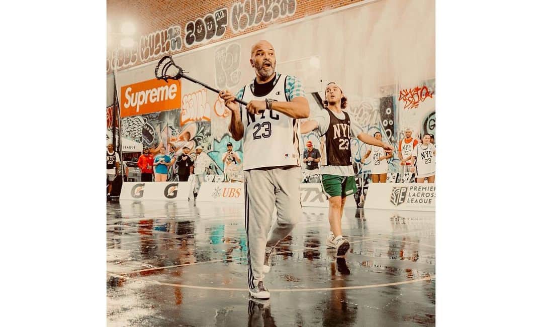 ジェフリー・ライトのインスタグラム：「I guess I had a movie premiere at the Toronto Film Festival last Friday. But I’m on strike. So I was here with some bangers from the @PLL and the WPLL for a night of street lax with kids from across NYC on a court built by Kevin @easymoneysniper Durant’s foundation. I hadn’t played in a game in about 30 years, but it came back like falling off a horse. You never forget how. When I started playing in 1977, there wasn’t (how shall we say?) a lotta pepper in lacrosse - mostly salt. Didn’t matter to me. I loved it from the start. Now, access to this sport that Native America gifted us is expanding. @PaulRabil @ & the @PLL and groups like @Harlem_Lacrosse & @BrooklynLacrosseClub & @Bronx_Lacrosse are making strong moves to bring lacrosse to places where it was rarely played in the past. The game will only elevate, and kids, who, a few years ago, might never have held a stick, will be able to enjoy not only the game but also the opportunities that can come with it. Beautiful to see. #SAGAftraStrong ✊🏽」