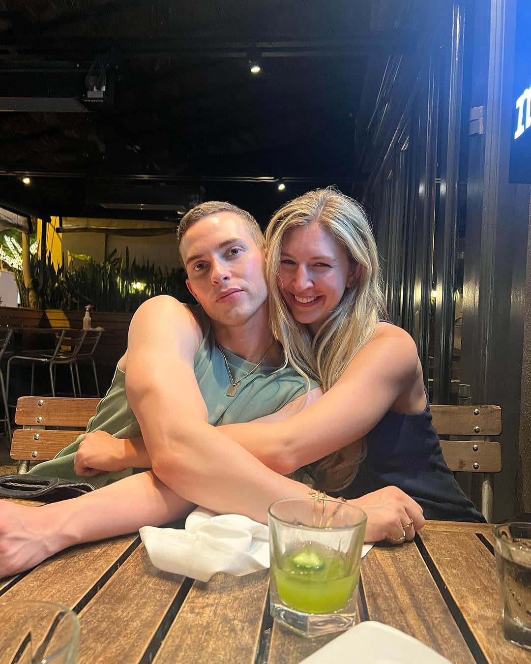 アダム・リッポンのインスタグラム：「Margaritas, Pup cups, and dewy skin」