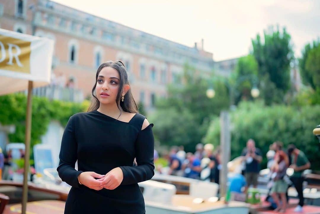 Khairiah Abulabanさんのインスタグラム写真 - (Khairiah AbulabanInstagram)「Venice moments..  #venicefilmfestival   Dress @maison.eliomoussallem @eliomoussallem  Jwelery @nadine_jewellery  Makeup @armanibeauty via @vanessaudovicich  Hair @kerastase_official  via @rossimassimiliano_official  Nails @nourrnails  Photography @hamedz199 - @ibrahimalyousif」9月12日 1時22分 - kh_abulaban