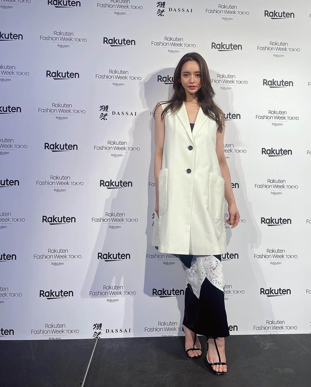 野崎萌香のインスタグラム：「Fashion week🌝🤍🖤🤍 @cinoh_official  @rakutenfwt」