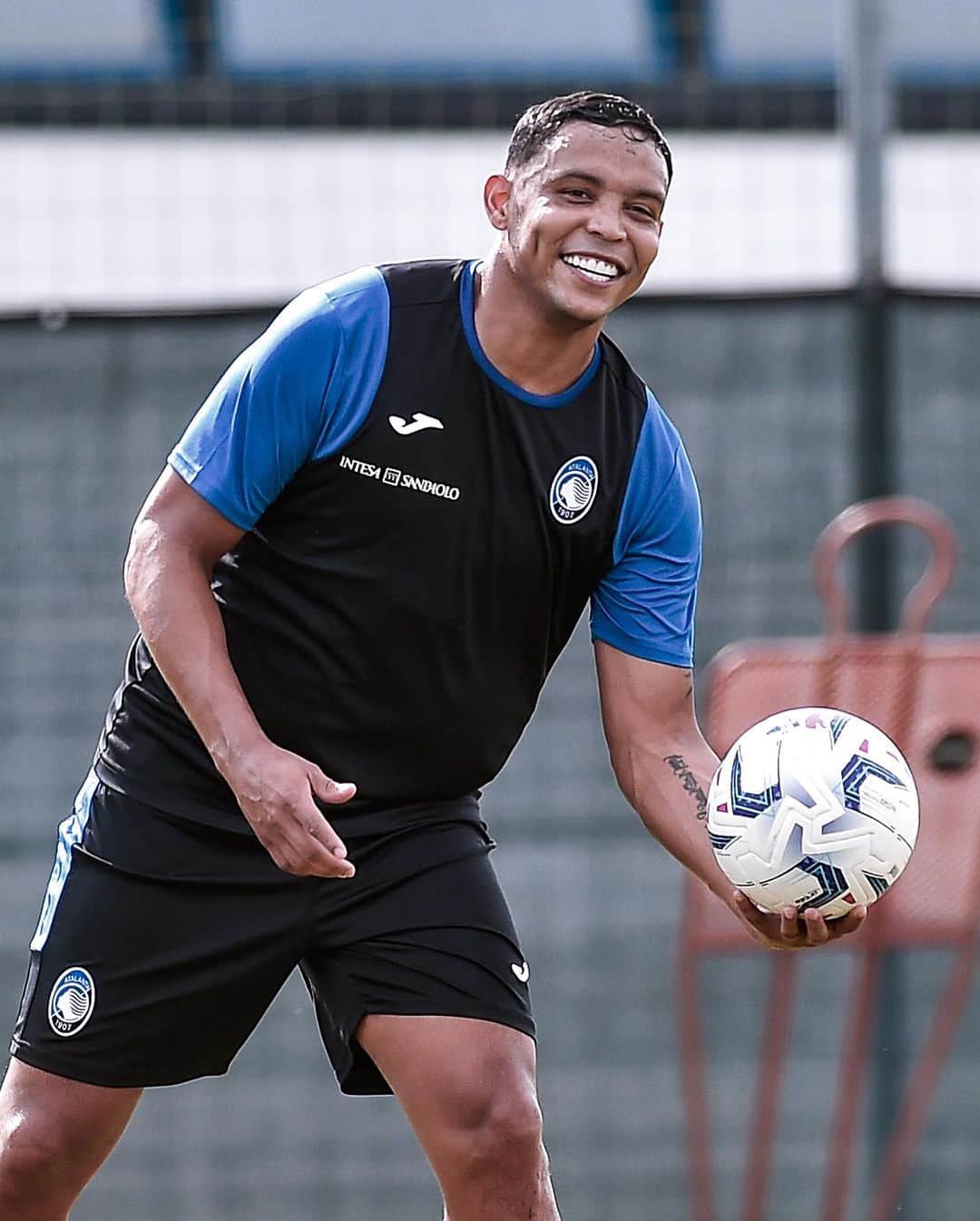 アタランタBCのインスタグラム：「Un po’ di @luisfmuriel9 per rallegrare il vostro lunedì 😁  Some Lucho’s content to brighten up your Monday 🙃  #MondayMotivation #GoAtalantaGo ⚫️🔵」