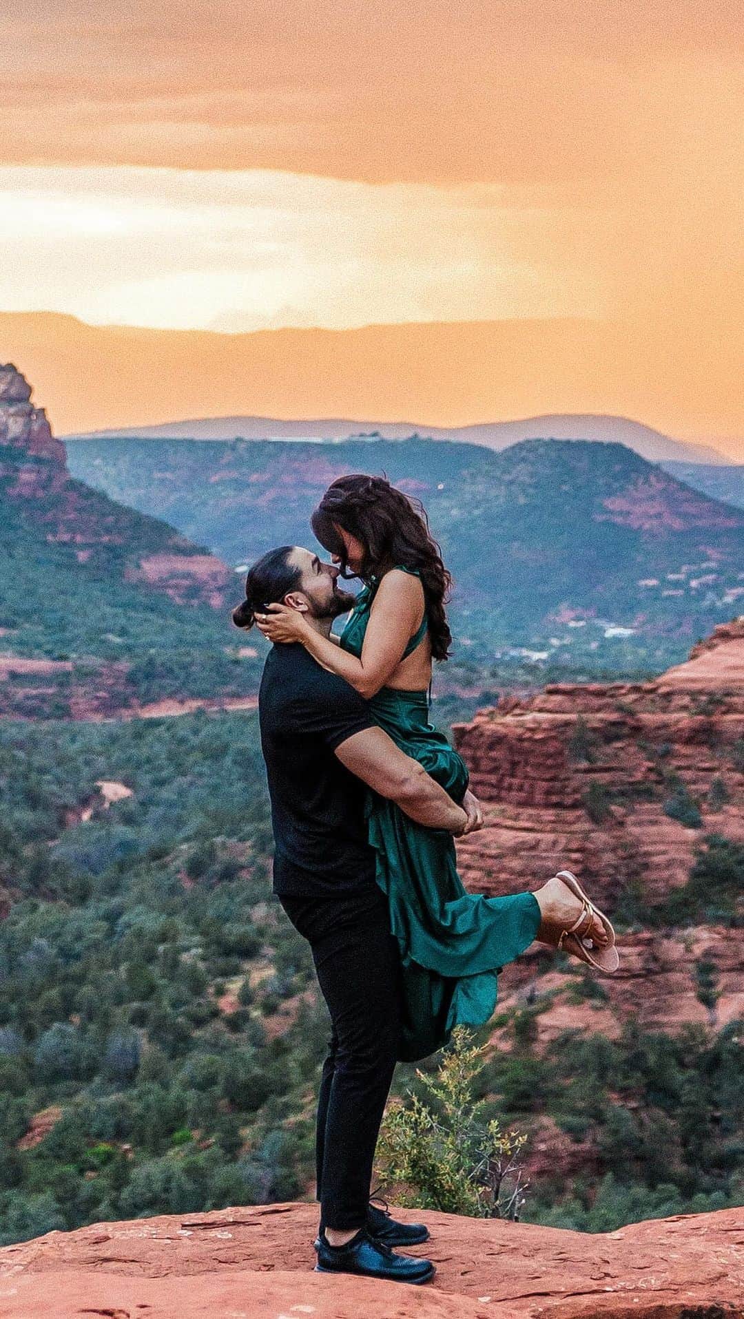 エマ（テニール・ダッシュウッド）のインスタグラム：「I’m all yours and you’re all mine ❤️   Our engagement shoot was was mind blowing. We hiked to these beautiful cliffs and while we watched it storm in the distance the sky blazed this incredible orange behind the rocks and lightning lit up the sky! 🤯  The storm caught up to us as we watched the last of the sun disappear over the horizon and we walked home in the rain talking about how lucky we got.   What a magical night with my love ❤️」