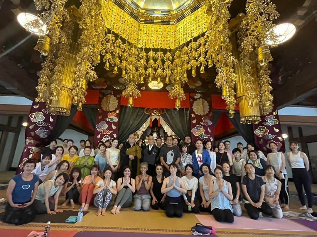 Ken Harakumaのインスタグラム：「9/10日大雄山 最乗寺本殿で開催した ケンハラクマの「ヨガ道」修行&みよこちゃんのキッズヨガイベント総勢128人。ご参加いただいた皆さん、最乗寺の木村睦哉 講師老師、山田 富三 紀綱老師、南足柄市商工会三橋副会長、高野事務局長、Karinちゃん他関係者の皆さん、ありがとうございました🙏🙏🙏 @international_yoga_center  @minakshimiyoko  @daiyuuzan_saijouji  @rinyoga_karin  #大雄山最乗寺  #十一面観音  #ヨガ道  #ケンハラクマ」