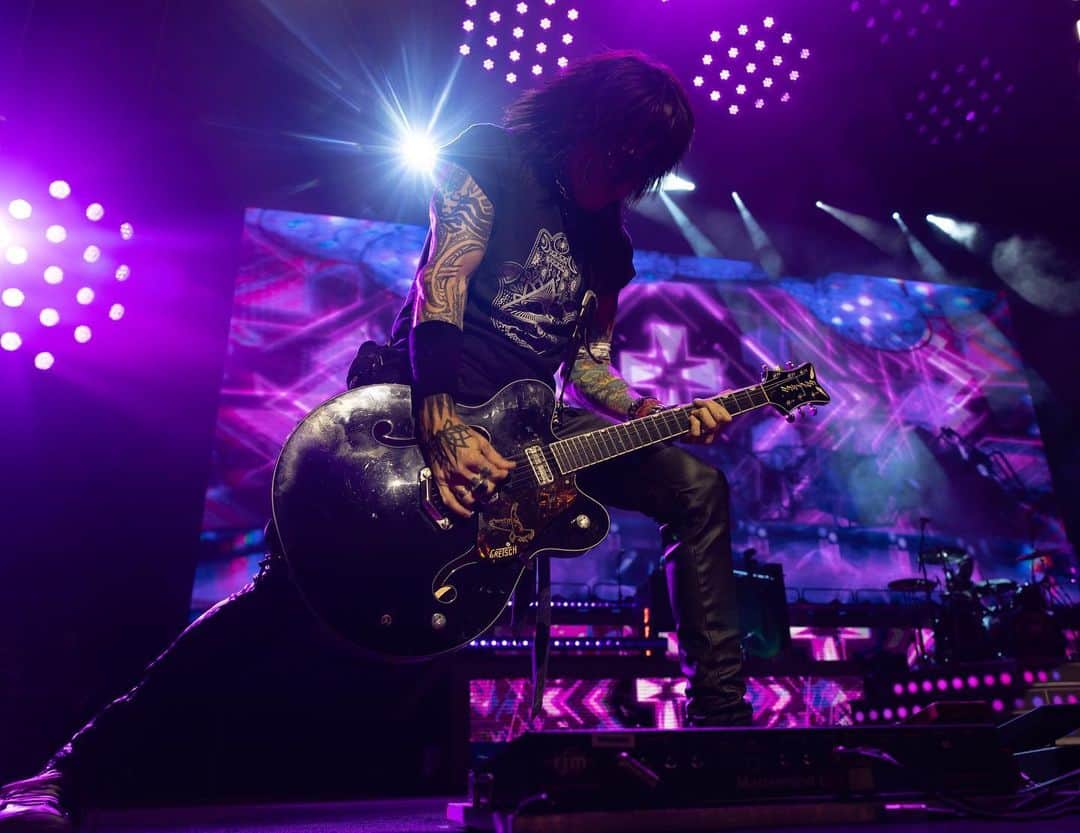 Guns N' Rosesさんのインスタグラム写真 - (Guns N' RosesInstagram)「Charlotte, an unforgettable night! You rocked the Spectrum Center for the whole set. Thank you 🔥」9月12日 1時26分 - gunsnroses