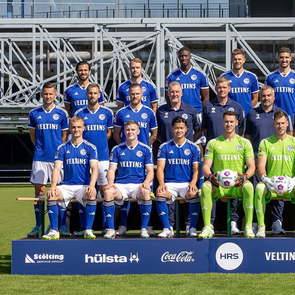 シャルケ04のインスタグラム：「🔵📸⚪️ . . #S04 #Schalke #Knappen #Königsblau #Mannschaft #Team #Foto」