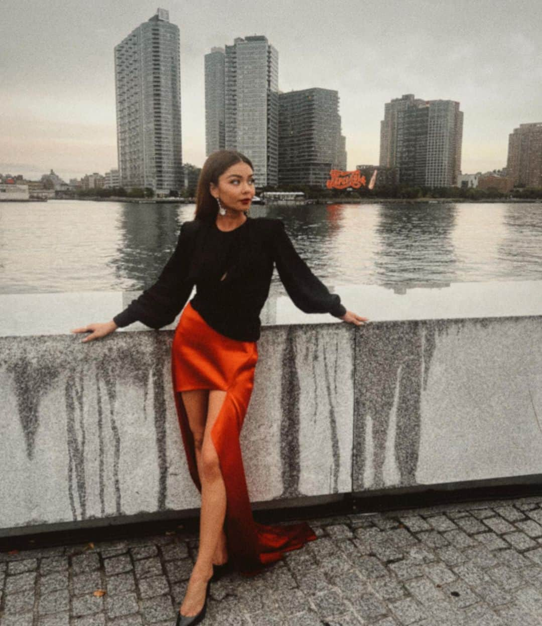 サラ・ハイランドのインスタグラム：「The city is so romantic when it rains ❤️ Thank you so much for having me @prabalgurung ✨ The cinematic drama of your collection was gorgeous, rain or shine 💋 #nyfw」