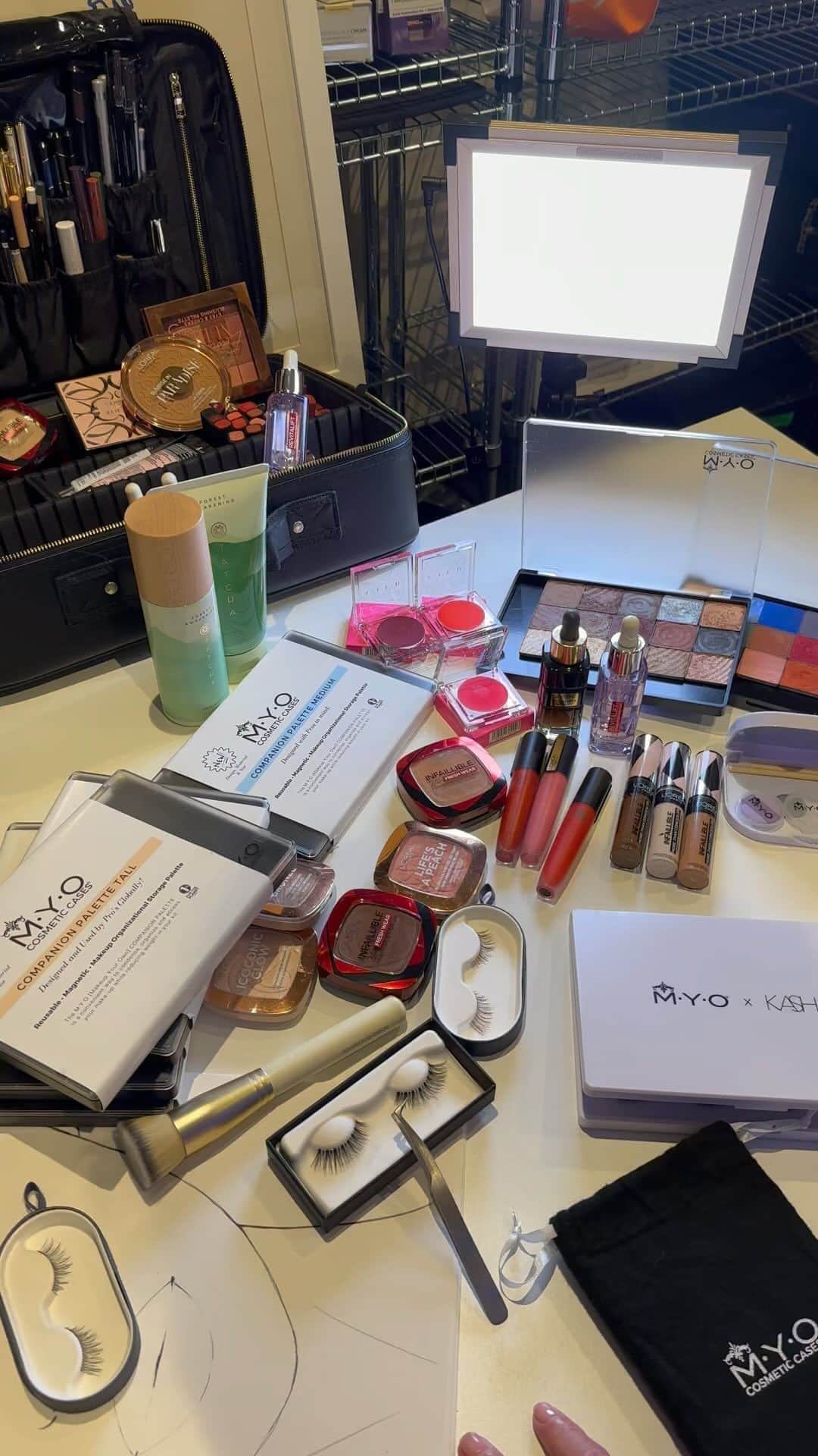 ValGarlandのインスタグラム：「Game Changer ✔️✔️✔️  Big thank you to @myocosmeticcases for the wonderful palettes. The ultimate  kit condenser ❤️ #dingdong #valspiration   @lorealparis @themakeuplight @tatcha @atehjewel」
