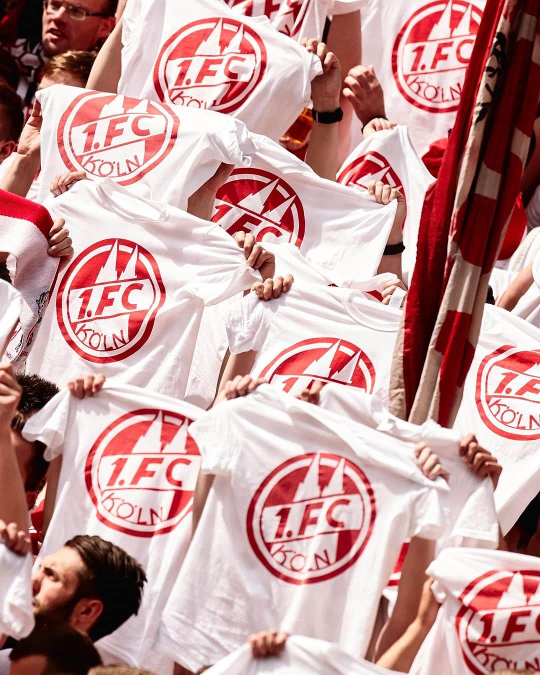 1.FCケルンのインスタグラム：「🤍 𝟙𝟘𝟘 𝕁𝕒𝕙𝕣𝕖 𝕄ü𝕟𝕘𝕖𝕣𝕤𝕕𝕠𝕣𝕗 – Alle in weiß zum nächsten Heimspiel 🤍 ___ Passend zur Aktionswoche gibts die weißen Basic-Shirts nur heute und morgen im Angebot. Link zum Shop ist in der Story 📱」