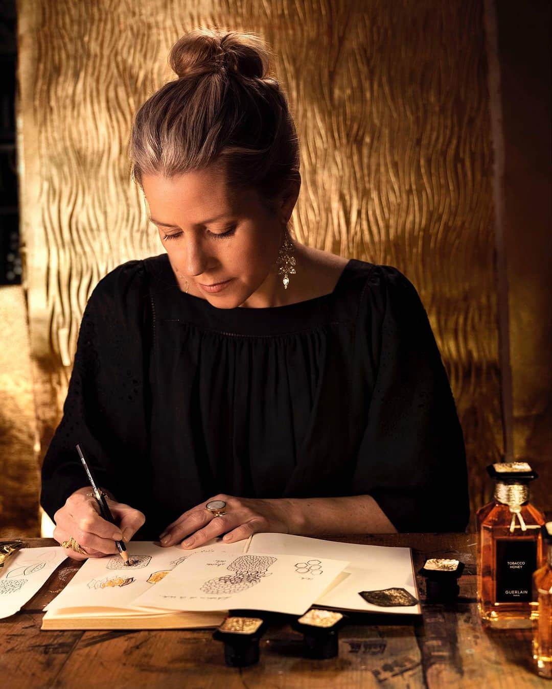 のインスタグラム：「Curls, veins, arabesques… Individually crafted by hand, each Exceptional Plate requires several hours of meticulous sculpting, brushed with shimmering copper leaf, before being varnished and hand-carved in a labour of loving precision. Discover the full collection of made-to-measure plates with The Art of Personalisation for L'Art & La Matière Collection, exclusively at guerlain.com.  @anne_feat_gaiss  #Guerlain #GuerlainParfumeur #Fragrance #ArtetMatière」