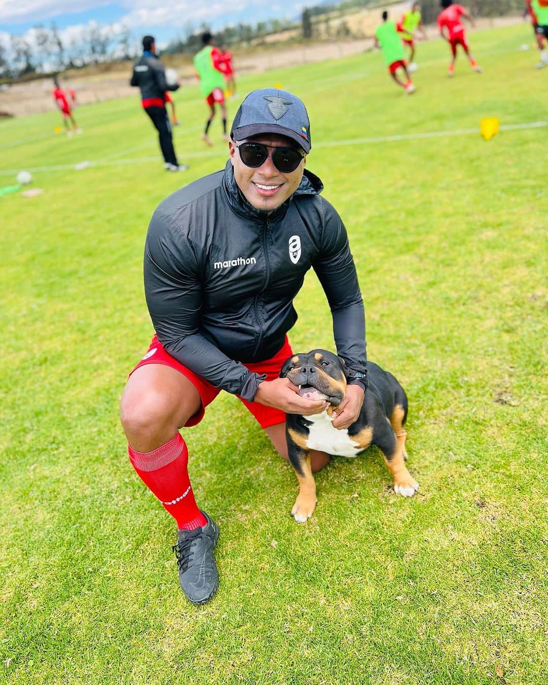 アントニオ・バレンシアのインスタグラム：「Les deseo una linda semana a todos, mañana vamos con todo Ecuador. @av25clubdeportivo」