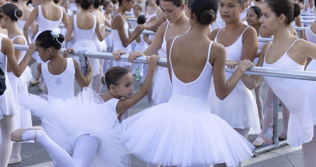 ロベルト・ボッレのインスタグラム：「La bellezza, la grazia, l’eleganza, la poesia, la precisione, la disciplina, l’armonia, la gioia…. Questo e molto altro…. #balloinbianco @ondance.it  Emozione pura. E voi? Vi siete emozionati? 😁❤️」