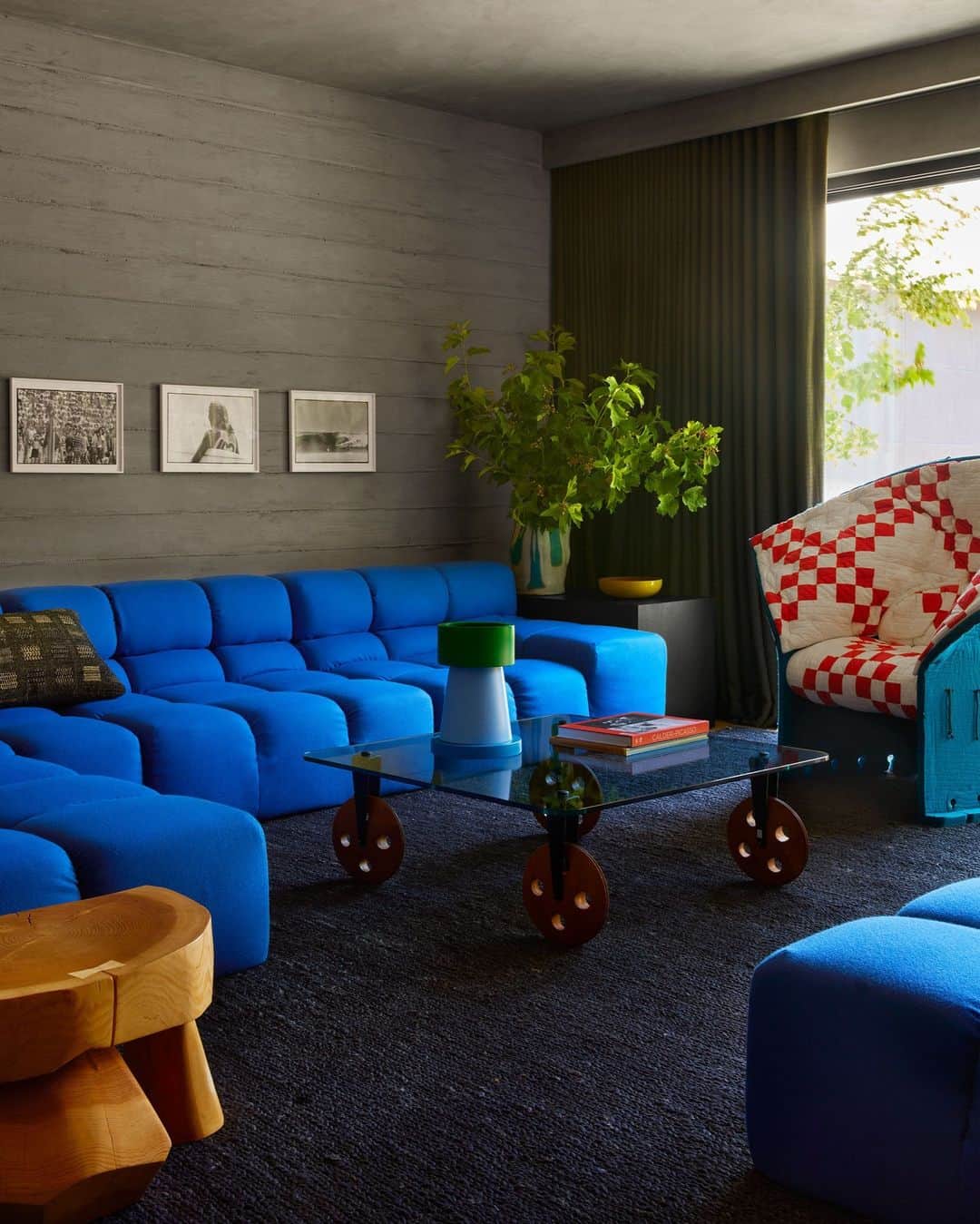 ELLE DECORのインスタグラム：「When selecting a color palette for this California residence, designer Jamie Bush (@jamiebushco) went back to the basics. “The couple are educated aesthetes, with an extensive art collection,” he says. “When we talked about infusing color into the house, we looked at the early modernism of the Bauhaus. That led us to primary colors.” The resulting interiors practically radiate with saturated colors. But the lower-level media room takes on a decidedly calmer vibe, with its dark walls and @bebitalia sectional. The cocktail table is by Gae Aulenti and the armchair by Gaetano Pesce. The rug is by Armadillo, and the curtains are of a Fabricut fabric. The photographs are by Ron Church.  To see the rest of this arresting residence, as toured in our September 2023 Style Issue, click the link in bio. Written by @cokhio. Photographed by @yosihiromakino. Styled by @tessawatson.」